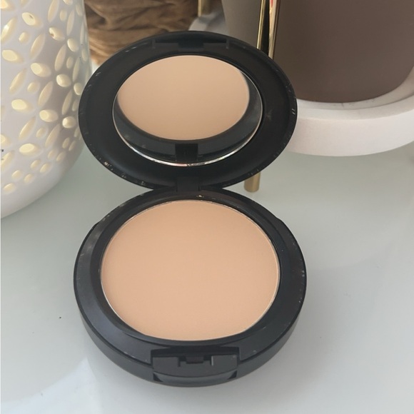 MAC Studio Fix Powder NC 25 - Picture 2 of 3